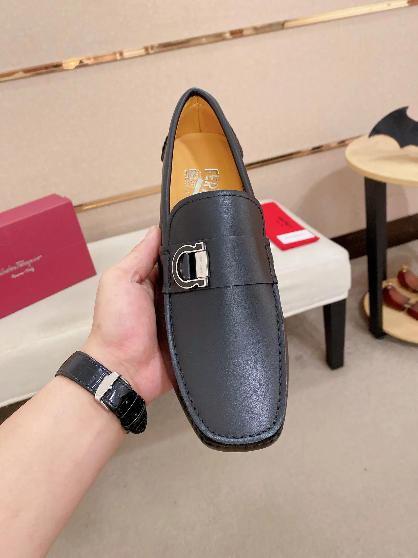 Men's shoes💰: 540💰High-end quality! Ferragamo🆕🆕Exclusive hot-selling products in stock🔥🔥New products on the shelves, high-quality Ferragamo men's pea shoes, high-end casual driving shoes, with complete packaging! 💪 💪 Material: imported first-layer pebbled cowhide 🐂 + imported high-quality water-dyed cowhide lining + wear-resistant outsole 👍🏻👍🏻 Features: high-end and comfortable, purely handmade 🚀 🚀 Create the perfect shoe that suits you best 🔥 🔥 Size: (38-44) 45 standard size can be customized!